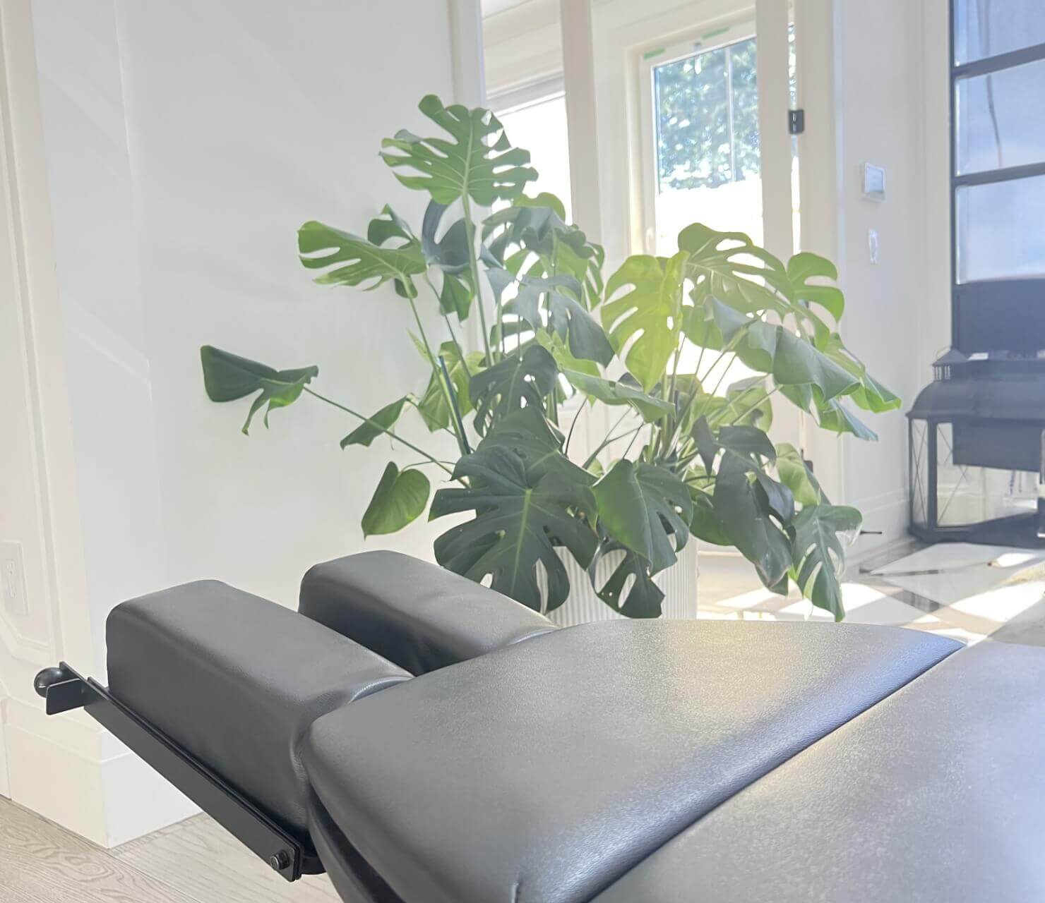 Treatment table in Dr. Hans's bright Surrey clinic